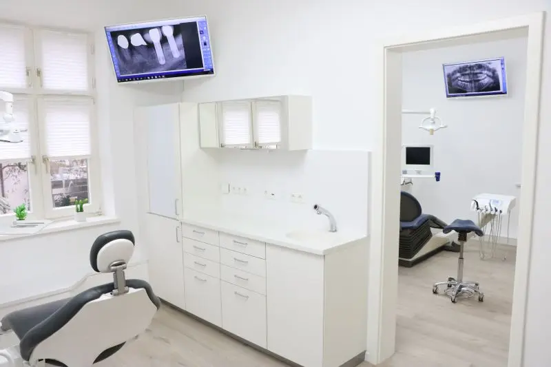 Behandlungszimmer mit digitaler Ausstattung in der Praxis Dr. Gall