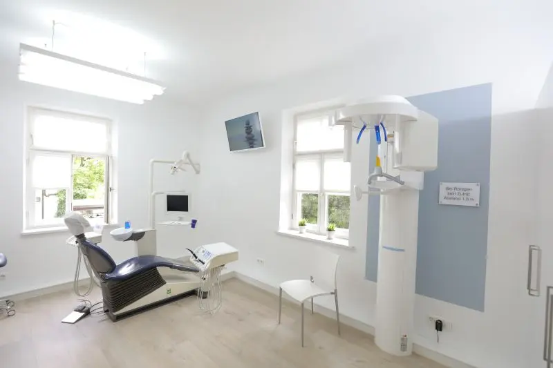 Behandlungszimmer mit digitalem Röntgengerät in der Praxis Dr. Gall
